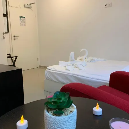 Apartment Lovely Studio West 13 *
